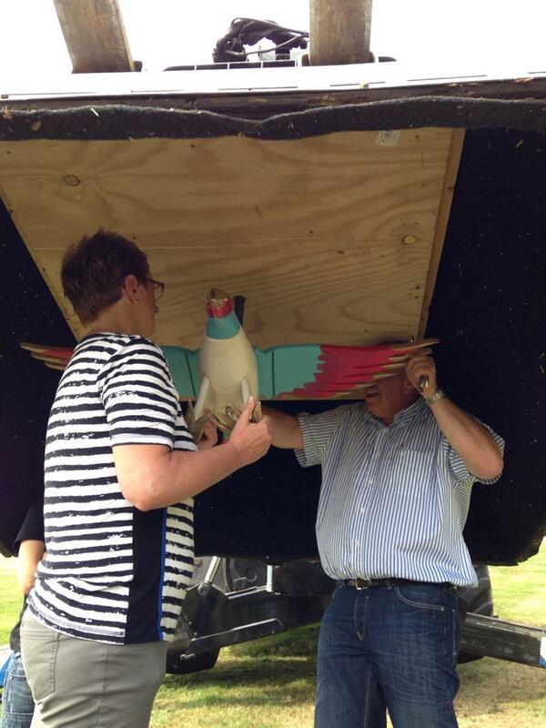 ronaveen01's tweet photo. #mf2013 de vogel word gemonteerd http://t.co/v20PYN2w3Y