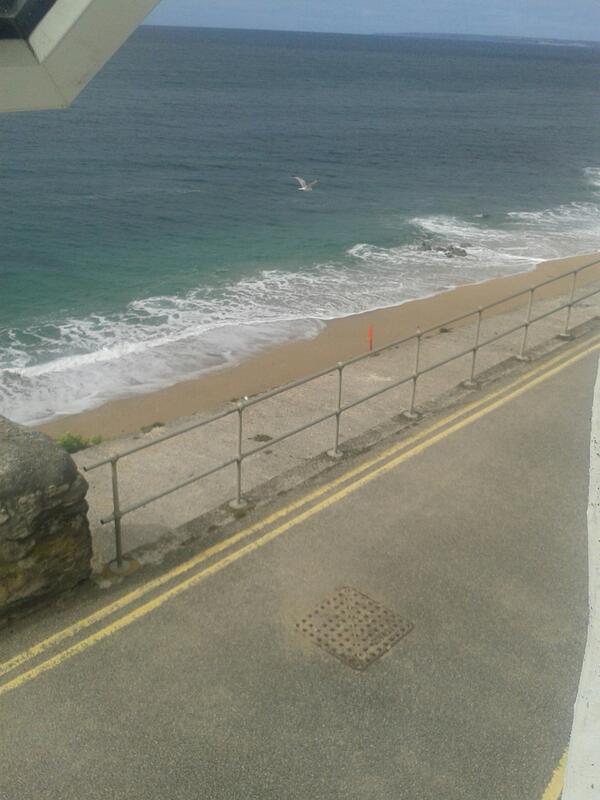 grarnweedogs's tweet photo. @officialroycey not raining hear on holiday in Cornwall lol xx http://t.co/K3idIHWC2o