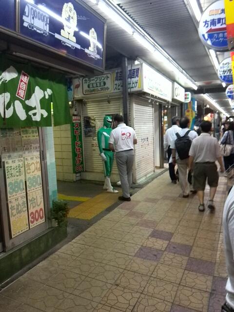 sg7023's tweet photo. 話題のあの人を初めて見かけました。
蒸し暑い中お疲れ様ですm(__)m http://t.co/MUBPzG2Fzx