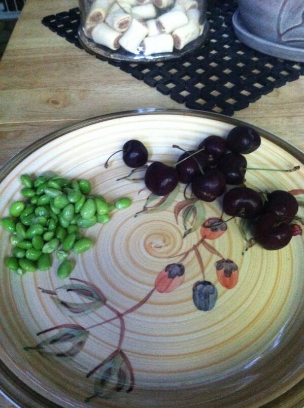 FitOnAMission's tweet image. Very random breakfast of cherries and edamame