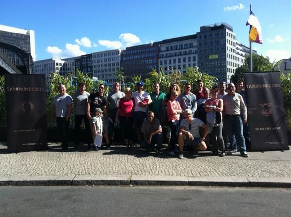 Tariffeier in Berlin. Kolleginnen und Kollegen für faire Löhne und Arbeitsbedingungen.