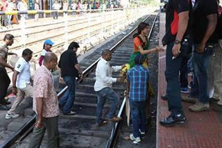 SRKUniverse's tweet photo. @iamsrk and @deepikapadukone on the sets of @ChennaiExp2013 ....#NumberOneExpress http://t.co/NNmsBUkDy0