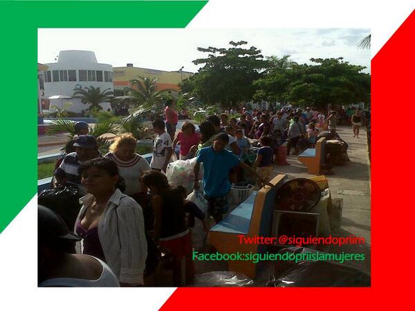 SiguiendoPriIM's tweet photo. GRAN EXITO CON EL PROGRAMA #BasuraXAlimentos EN LA COL. LA GLORIA @CESARPOOT @AgapitoMaganaS @betoborge @ManuelFigCet http://t.co/VUgVXfF5fz