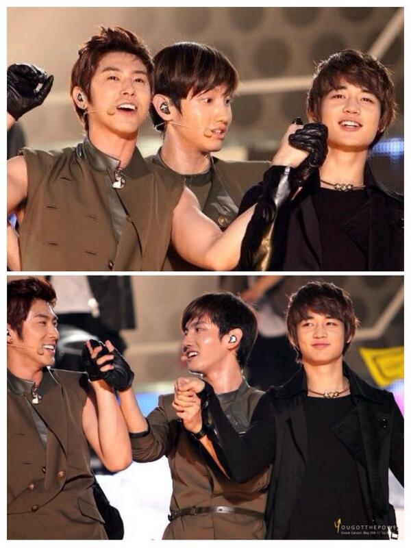 tyamiko_jyj's tweet photo. ユノ、手を繋ぐ相手間違えてる事に気付いてチャンミンに何か言われてる♡w http://t.co/oAUP7uHfBh