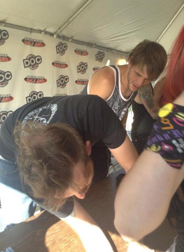 kelseyvanity97's tweet photo. Mindset Evolution signing my pants!;) @MindsetEvo http://t.co/3mICUN94iO