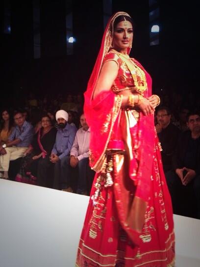LakmeFashionWk's tweet photo. Rich &amp; Royal! A perfect show stopper for a MarathaWarriors #SonaliBendre for @HCDHeirloom at #lakmefw http://t.co/pnFRn2G2DM