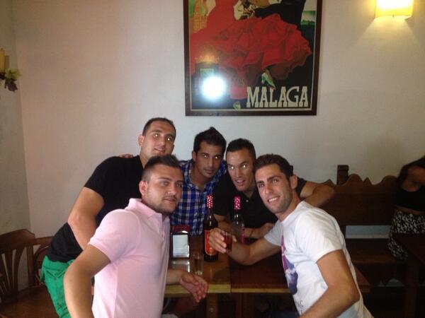juanjim45's tweet photo. "@RafaelGC7: De vinitos va la cosa con @dani_barrueso @sebitabandera @juanjim45 @carrasco_51 http://t.co/5KXkQHMnjp"