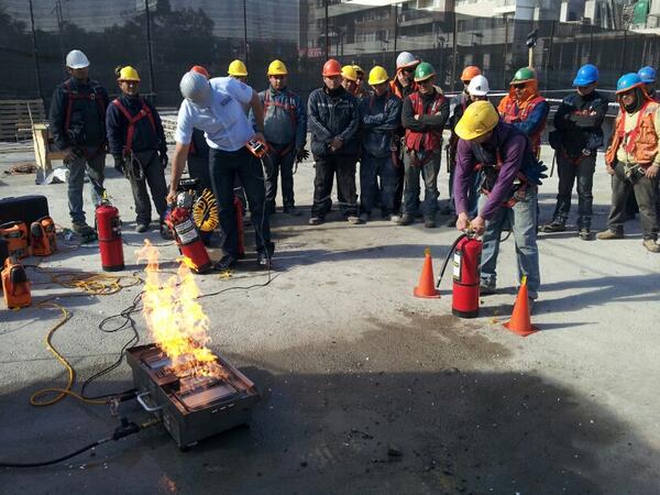 AT_Capacitacion's tweet photo. Trabajadores de empresa DESCO en practica de extintores http://t.co/38IIF6qekm