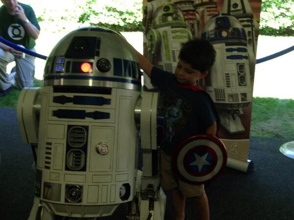 jvolps21's tweet photo. Comic con with my buddy and r2 http://t.co/n0fIwh6OEA