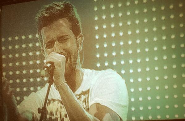 FCOPabloAlboran's tweet photo. @pabloalboran cantando con fuerza hacia el público mallorquín #GiraPabloAlboranMallorca #concicasero http://t.co/NYW6VJB2MH