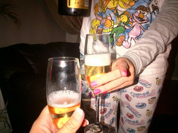 samantha_osman's tweet photo. Chilled nite watchin the conjuring with the sister @CurrieMaxine....having treats and drinking champagne#delicious http://t.co/UNwIPg0vVm
