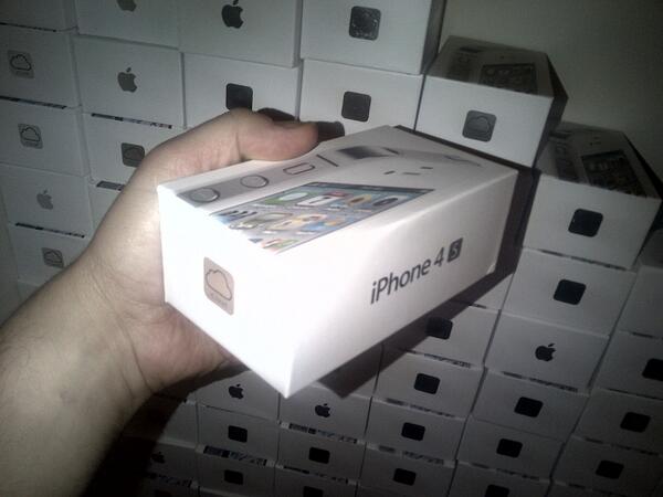 iPhonesWinnen's tweet photo. WIL JIJ KANS MAKEN OP EEN IPHONE 4S ? 1) Retweet dit ! 2) Repost dit 3) Volg @obeydingen http://t.co/c4WWcZtcz3