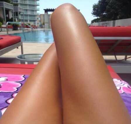 LegsOrHotdog's tweet photo. Hot dogs at the beach http://t.co/L5CIu3GCI3