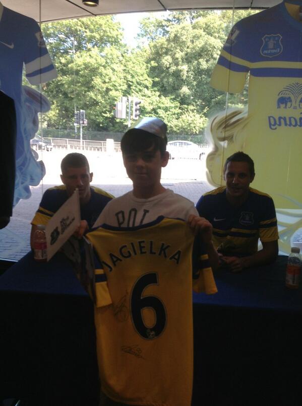 _AdamInstone's tweet photo. @Everton gud day today met the lads loved it also got season ticket http://t.co/HuAxbKziLt