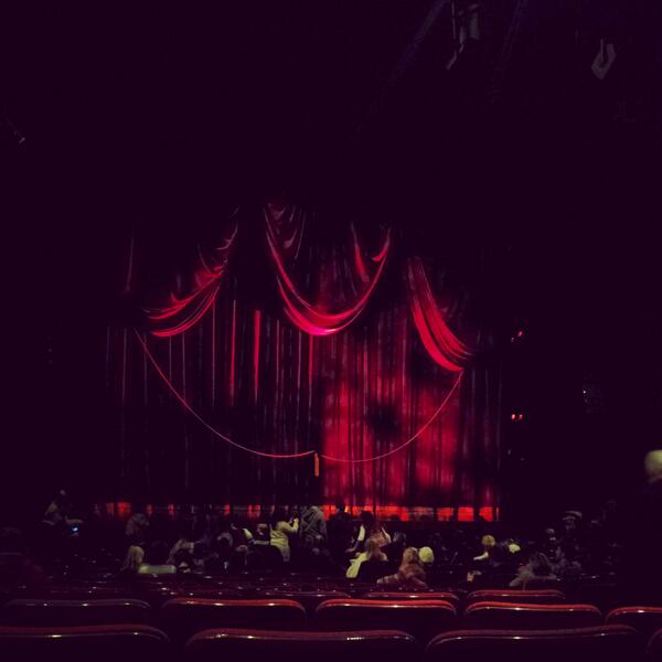 Sábado de función! Merd a todo el elenco! <a href="/julietadiazok/">Julieta Diaz</a> #LosLocosAddams