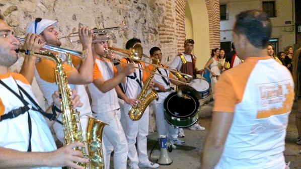 AgustinSax's tweet photo. Lo he pasado bien hoy en fuentepelayo con @chalajuerga buen desfile y buena compañia http://t.co/sKPaIXrTqd
