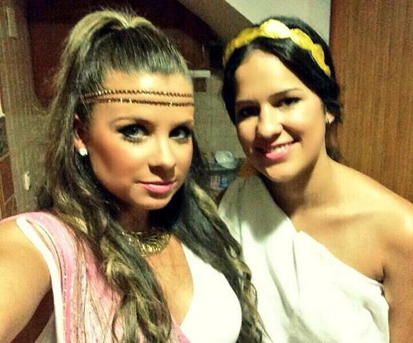 Mabel_Montilla's tweet photo. Fiesta griega junto a @Yacirapg y toda la urbanización http://t.co/jeiaIGwKMz