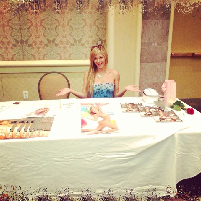 My little booth at @Glamourcon !
Love meeting all my fans! Thanks for the support guys! ?? http://t.