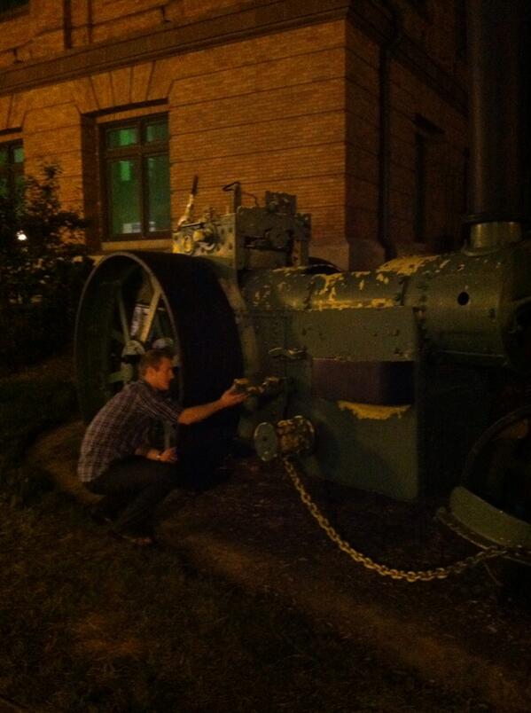 Pstrad's tweet photo. Pstrad #fixingatractorinbaltimore #pstraddoingthings http://t.co/XGr4UnrcX3