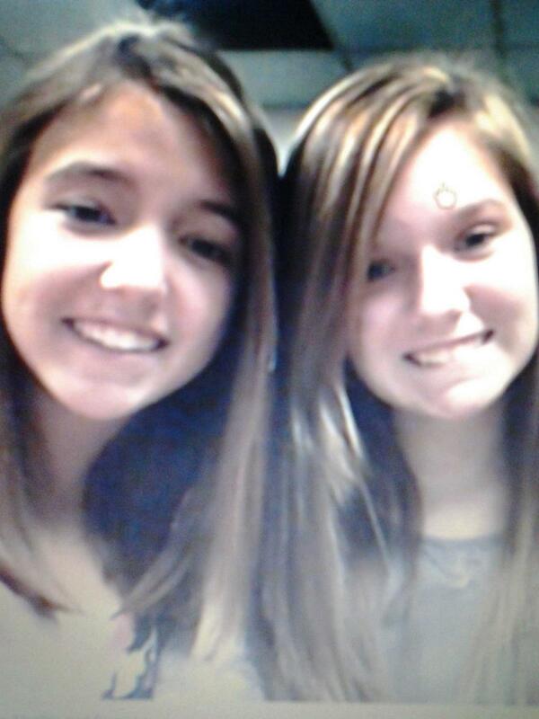 LuisGon1310's tweet photo. @justinbieber me and my best friend josie on the right lol http://t.co/6zAvH88Bf5