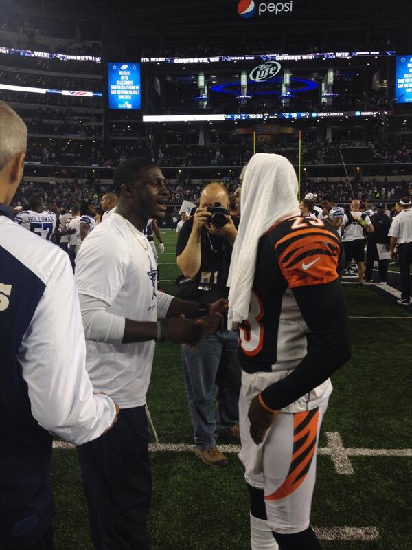 dallascowboys's tweet photo. Former Cowboy @terencenewman with @MoClaiborne at midfield after the game http://t.co/NFz6TZnPyi