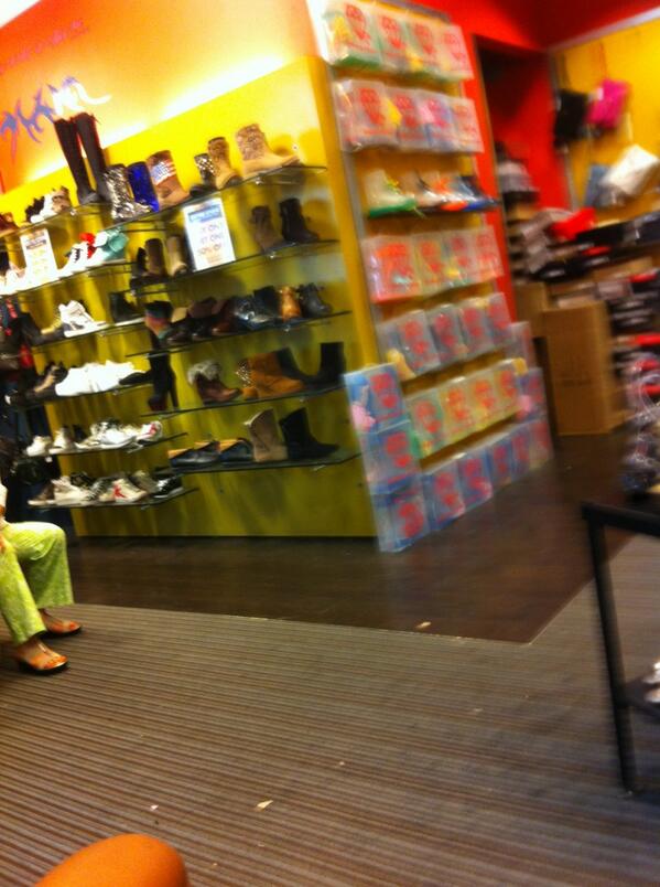 1DLover324's tweet photo. At the shoe store in the mall http://t.co/vZRM6tmF6I