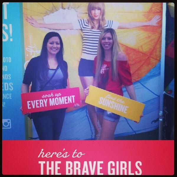 BriBriKin's tweet photo. @taylorswift13 #redkeds http://t.co/1qgKYQ58ho