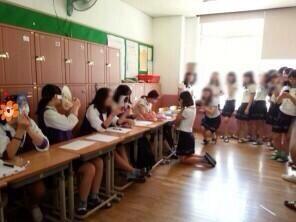 Lininico's tweet photo. 韓国女子のサイン会ごっこわろたwww発想が素晴らしいwww http://t.co/wL9TPdfa5c