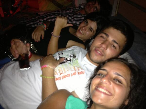 jesujmn's tweet photo. @Jimenadelamo @crismtznavarro @danifanecas mangandola en la manga http://t.co/ppqZsbuOn8