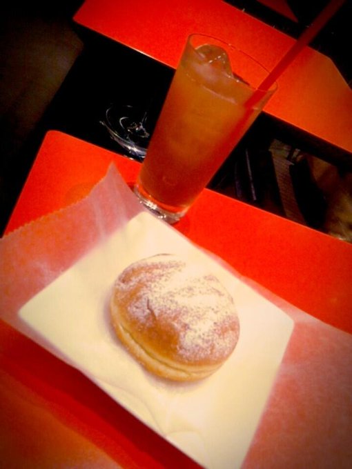 収録前は緊張でお弁当食べれなかったから、終わってホッとしてセルライトちゃんを気にしつつも&hellip;チョコクリームドーナツ＆ピーチティー完食♡笑  もちろん、お家で食べるようにお弁当は持って帰るよ( &acute; ▽ `<a href="/tag/feelon"class="tags"><span>#feelon</span></a>