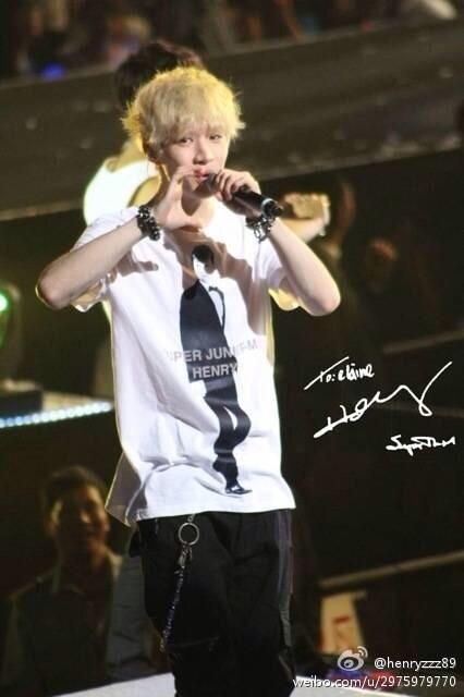 StringsHK's tweet photo. Henry weibo: 我要走了！ 谢谢上海的老婆们！ LA! gogogo!  trans:I'm leaving! Thx my Shanghai's wives! LA! Gogogo! http://t.co/HFGaRMKlpw