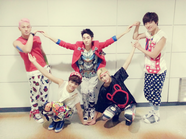 nuestaronn's tweet photo. [NU'EST] 쇼케이스때 넘 아쉬워서 다시 시도했으나 실패 ㅠ 방법 좀 알려줘요 http://t.co/ntNGuzducj