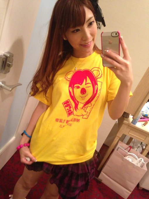 かみしぉ生誕祭ありがとうございました！！！ かみしぉTシャツかわいー♡ かみしぉの瞳が潤んでるの初めて見たよ(*&acute;&omicron;`*) 愛ある生誕祭ありがとうございました！！ http://t.co/2sizH4