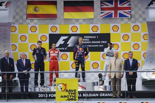 GreenpeaceCL's tweet photo. En el podio:  así luce el cartel puesto por los activistas en la entrega de premios  #F1 #FormulaShell http://t.co/exdqOn5Wi4