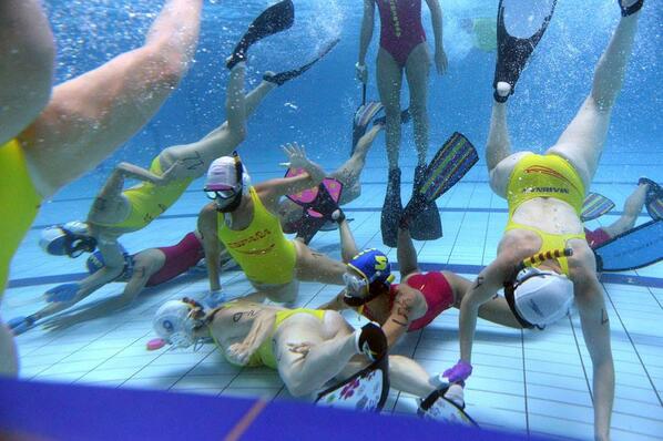 SpainUWH's tweet photo. Otra más! En esta aparecen @Mawi12_ la capitana @clarita_mbk @aly55_12 y Marta! http://t.co/JaqN2fc29f