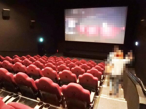 Gust Notch 本日の横浜ブルク 13のスクリーン2 ビスタスクリーンへのビスタ上映 投影が少し台形になってた 上映後 客電がついて掃除が始まった中の一枚 スクリーン上は横浜ブルク13のcmです たまたまだけど 台形になってるのが確認できると思います