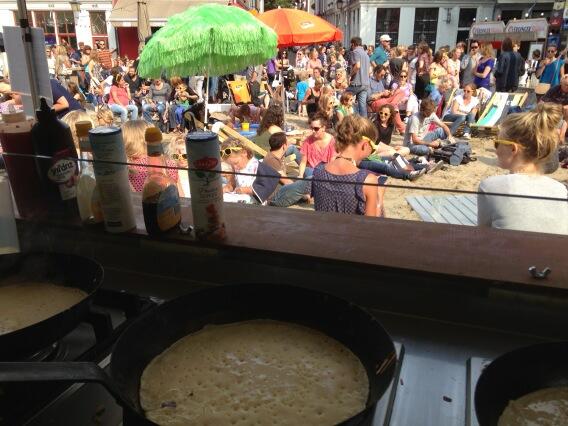 PancakeCrumble's tweet photo. #Beachlife met #pancakes in #Utrecht!! 
Stadhuisplein tot 20.00 uur. Gratis entree &amp; zon!! http://t.co/ZViUGRz5Yj