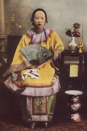 民族衣装bot 日本でチャイナドレスとして知られている旗袍 元々は清王朝を興した満州人の衣服 清王朝 は1912年 中華民国設立までの約270年間中国を支配した王朝 清王朝 時代の旗袍は全体にゆったりとした平面的なデザインであった T Co Ukfkfb8gnc