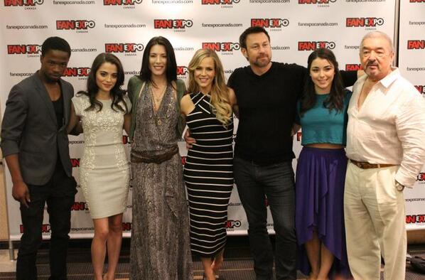 NicoleMunoz94's tweet photo. Some of the #definace cast at the Toronto fan expo!  
Photo courtesy of: @MSNca_Entertain http://t.co/R7k1DioN1w