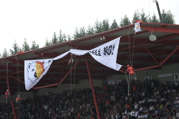 GreenpeaceArg's tweet image. ¡Nuevas fotos! Así se desplegaba el cartel en el #BelgianGP de la #F1. Actuá --&amp;gt; grpce.org/N4pl5O #FormulaShell