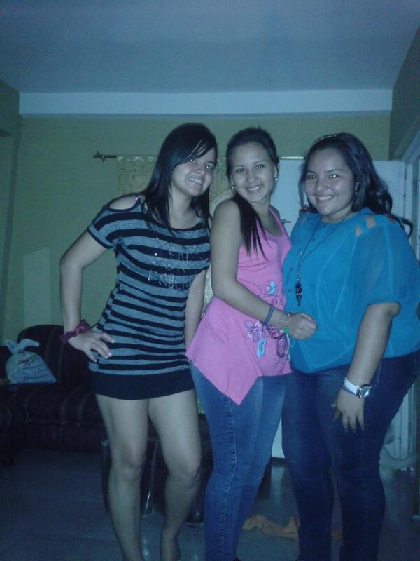 chursy95's tweet photo. mis amigas :* http://t.co/IVoujItVn4