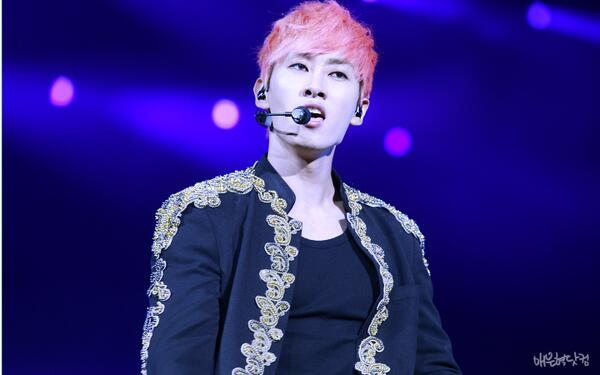 AEunHyuk's tweet photo. You're my king @AllRiseSilver http://t.co/ZodOnOyUkk
