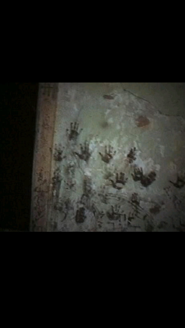 ScaryAssPics's tweet photo. Basement of Jamal Chapman who handprinted the hands of all his victims in their own blood. http://t.co/q6wDheCoQt