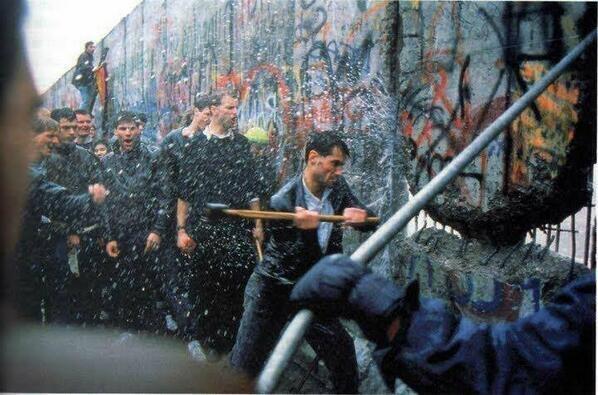 CoinWuTang's tweet photo. Derribando el Muro de Berlín http://t.co/7eTUO2qXnB