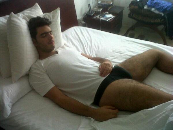 Resultado de imagen para hombre hermoso durmiendo