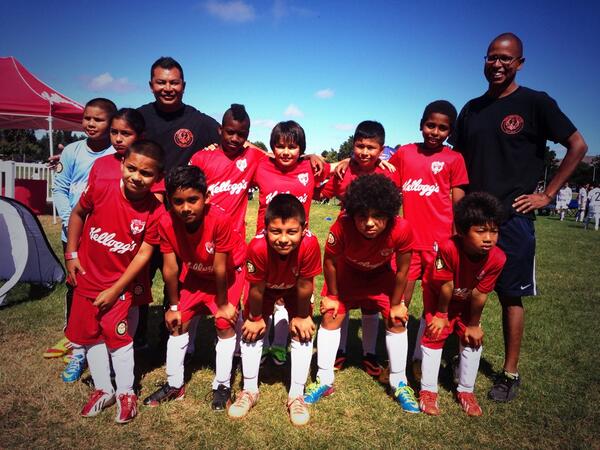 Vega_FC's tweet photo. #VFC2003B Copita Alianza pre-final team photo. We look good in red! @Kelloggs_US @Safeway @Vega_FC @ProjectVega http://t.co/wiSBaVkWpL