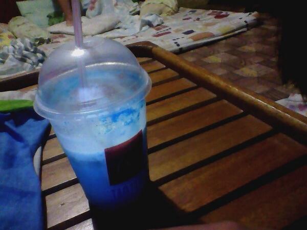 Eshnaa's tweet image. ;) you want?
#Mcdo 
#BlueBerryFloat