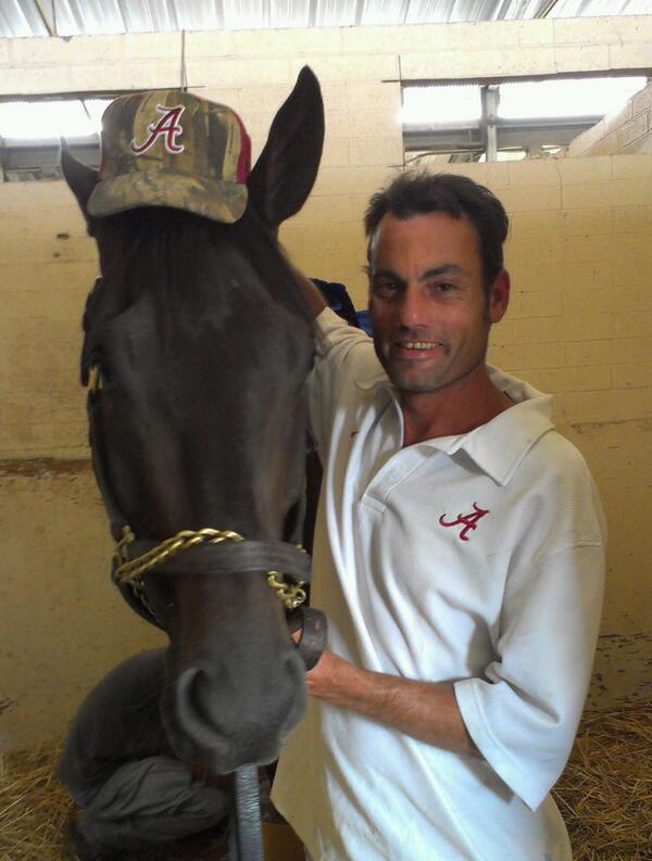 ChevauxRapides's tweet photo. Soi Phet can't help that his owner @SB4Vols is a Tennessee girl. @HorseJeff is trying to raise him better. ROLL TIDE! http://t.co/TxZF3oZ4RE