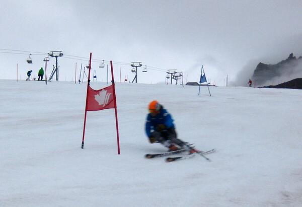 chrisApowers's tweet photo. some rain and clouds today at @timberlinelodge but still loading that ski! http://t.co/nD6GWvNhqn