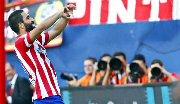 Luisiyoo_ATM's tweet photo. FOTO | Arda Turan lo celebra hacia el frente así. http://t.co/rQic7PgPxl